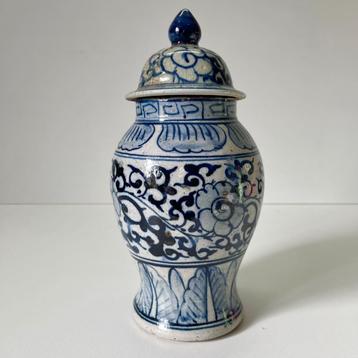 antieke Chinese  'Indochina' deksel vaas beschikbaar voor biedingen