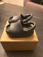 Yeezy slides (maat 21), Kinderen en Baby's, Ophalen of Verzenden, Zo goed als nieuw, Jongetje of Meisje, Schoentjes
