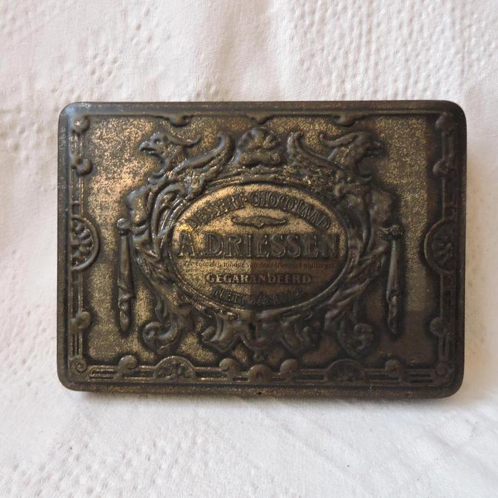 Blik A. Driessen Dessert- Chocolaad reliëf 1912, Verzamelen, Blikken, Gebruikt, Overige, Overige merken, Ophalen of Verzenden