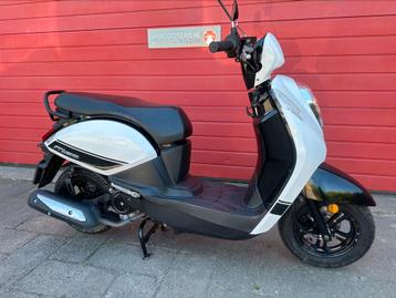 Super mooie. Sym mio 50i 45 km  Bj 2020  slechts 974 km  beschikbaar voor biedingen