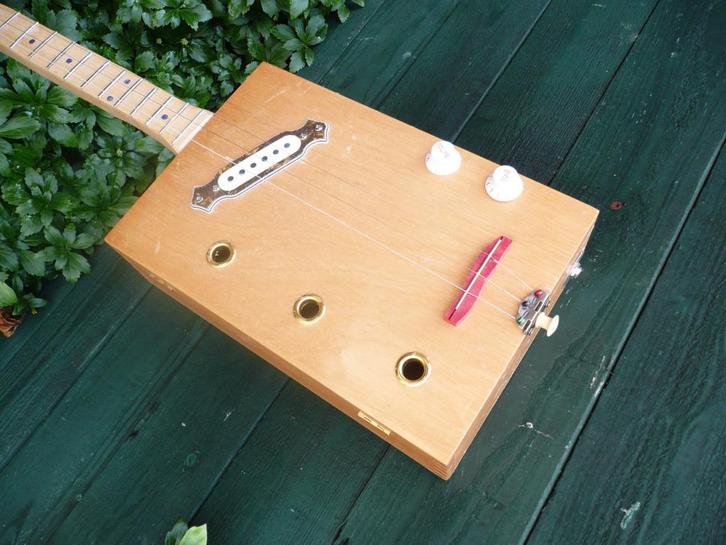 Nieuwe Cigarbox Gitaar, Muziek en Instrumenten, Snaarinstrumenten | Gitaren | Elektrisch, Nieuw, Hollow body, Overige merken, Ophalen of Verzenden