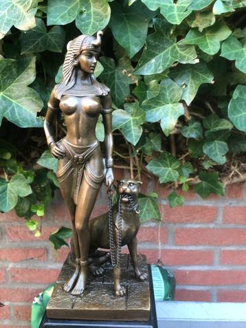 bronzen Cleopatra, staande met een geketende panter beschikbaar voor biedingen