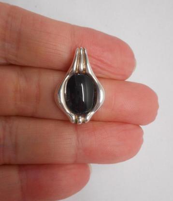 Zilveren vintage hanger met onyx nr.944 beschikbaar voor biedingen