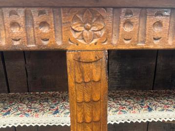 Lief vintage kastje met bloemmotief in houtsnijwerk beschikbaar voor biedingen