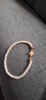 Armband witte glaskralen & gouden klavertje vier, Sieraden, Tassen en Uiterlijk, Armbanden, Ophalen