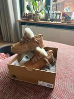 Uggs Lowmel maat 38, Beige, Nieuw, Ophalen of Verzenden, Sneakers of Gympen