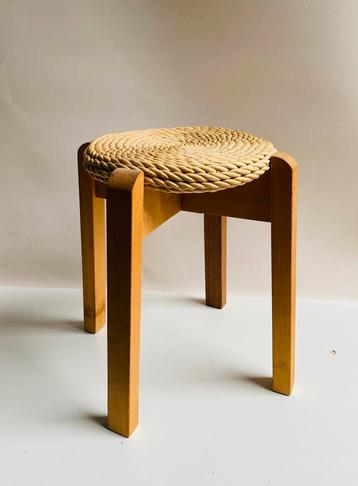 Scandinavisch design kruk met rieten zitting  beschikbaar voor biedingen