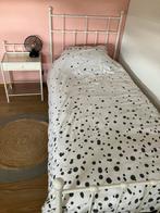 Wit ijzeren 1 persoons bed met bijbehorend nachtkastje, Ophalen, 90 cm, Eenpersoons, Wit