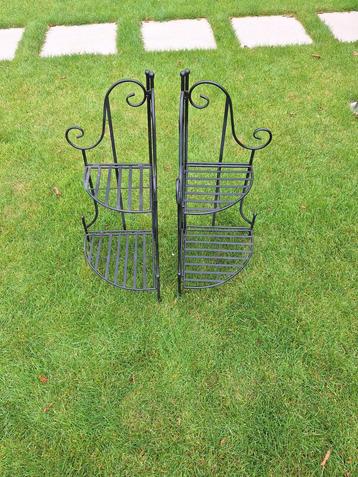 Super Mooie Zwarte Tuin Etagere 2 stuks Te Koop! beschikbaar voor biedingen