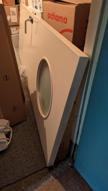 Witte houten deur (door) met rond glazen raam beschikbaar voor biedingen