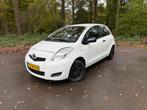 Toyota Yaris 1.0 12V Vvt-i 3DR Terra 2010 Wit APK/ALLSEASON!, Auto's, Toyota, Voorwielaandrijving, 532 kg, 750 kg, 965 kg