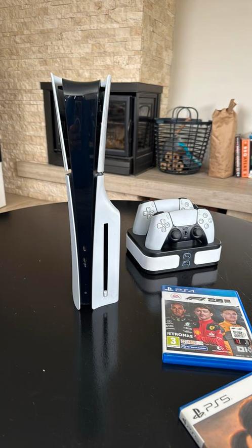 Sony PS5 slim met 2 force feedback controlers en laadstation, Spelcomputers en Games, Spelcomputers | Sony PlayStation 5, Zo goed als nieuw