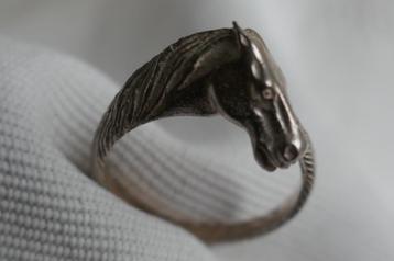Zilveren ring met paarden hoofd beschikbaar voor biedingen