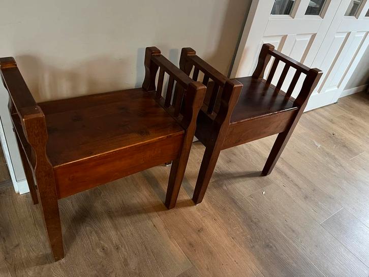 Set van 2 krukjes met armleuning en klep. Bankje, stoeltje, Huis en Inrichting, Krukjes, Zo goed als nieuw, Hout, Ophalen