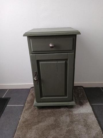 Olijfgroen kastje beschikbaar voor biedingen