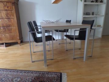 Design tafel beschikbaar voor biedingen