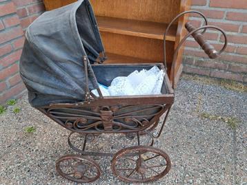 Prachtige poppenwagen met passende kussentje en dekentje.  beschikbaar voor biedingen
