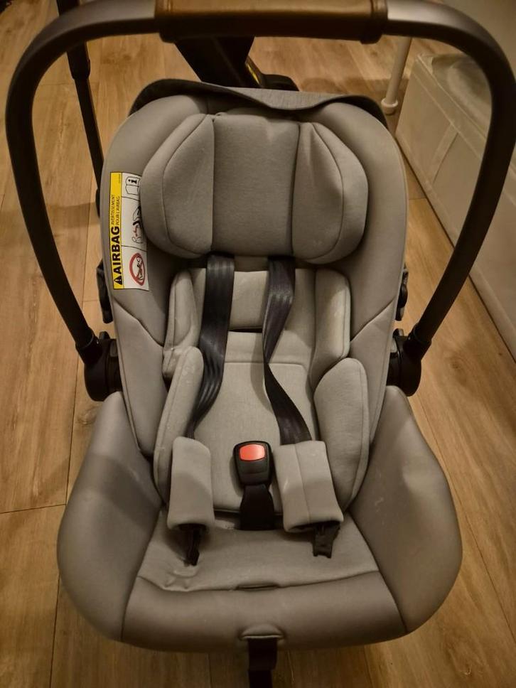 Nuna kinderautostoel (0–15 mnd) met base, Kinderen en Baby's, Autostoeltjes, Gebruikt, Overige merken, 0 t/m 13 kg, Isofix, Afneembare rugleuning