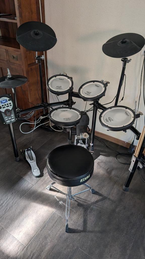 Roland TD-11 Kv digitaal drumstel met toebehoren en speaker, Muziek en Instrumenten, Drumstellen en Slagwerk, Zo goed als nieuw