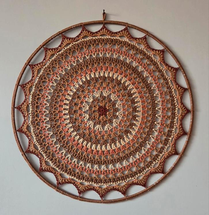 Mooie gehaakte mandala in herfstbruine tinten 40 cm, Huis en Inrichting, Woonaccessoires | Wanddecoraties, Nieuw, Ophalen of Verzenden