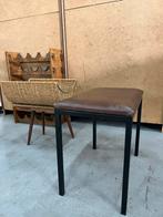 Vintage industrieel krukje met stalen frame, D, Ophalen of Verzenden, Zo goed als nieuw, Hout