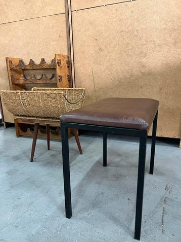 Vintage industrieel krukje met stalen frame beschikbaar voor biedingen