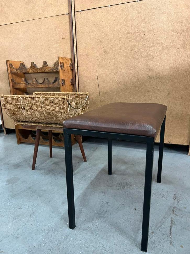 Vintage industrieel krukje met stalen frame, Huis en Inrichting, Krukjes, Zo goed als nieuw, Hout, Ophalen of Verzenden