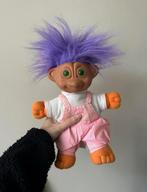 Vintage troll sitting doll met paars haar en groene ogen, Verzamelen, Ophalen of Verzenden