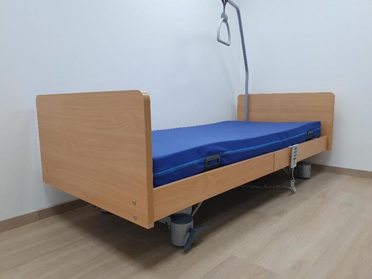 seniorenbed - hooglaag bed - verpleegbed - Stiegelmeijer bed, Huis en Inrichting, Slaapkamer | Bedden, Zo goed als nieuw, Eenpersoons