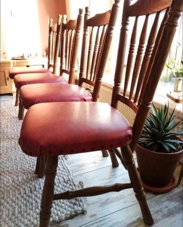 Vier houten stoelen, rode bekleding (€ 15,- voor set) beschikbaar voor biedingen