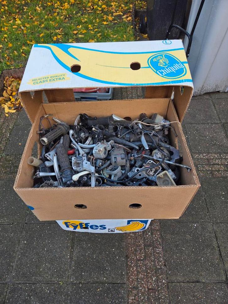 Doos vol met motoronderdelen - Divers, Fietsen en Brommers, Brommeronderdelen | Algemeen, Gebruikt, Overige typen, Ophalen of Verzenden