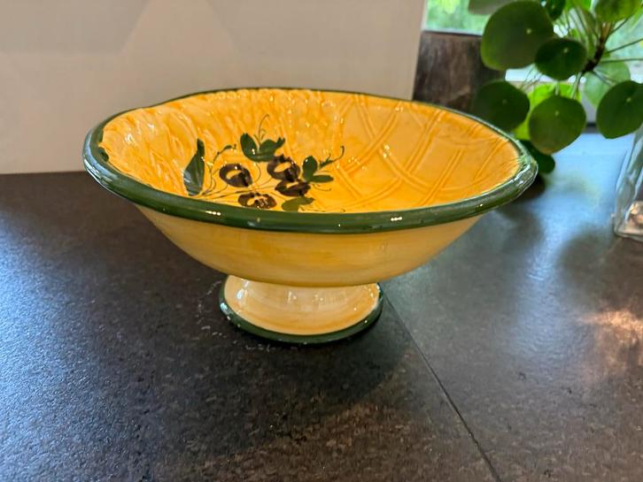 Handbeschilderde Fruitschaal met Olijfmotief - Geel/Groen, Antiek en Kunst, Antiek | Schalen, Ophalen of Verzenden