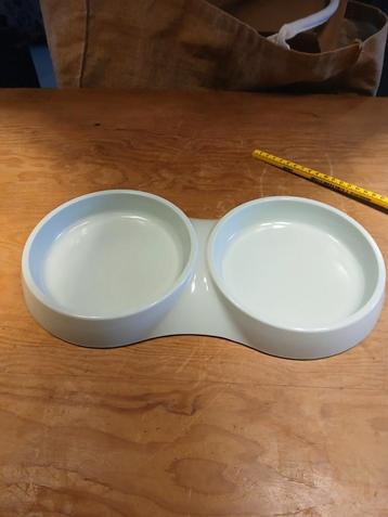 Dubbele voerbak kunststof binnenzijde 15cm per bak beschikbaar voor biedingen