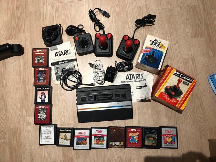 Atari 2600 met 4 joysticks en 12 spellen, Spelcomputers en Games, Spelcomputers | Atari, Gebruikt, Atari 2600, Met 3 controllers of meer