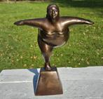 DIKKE DAME / bronzen beeld / linkerbeen naar achter, Antiek en Kunst, Kunst | Beelden en Houtsnijwerken, Ophalen of Verzenden