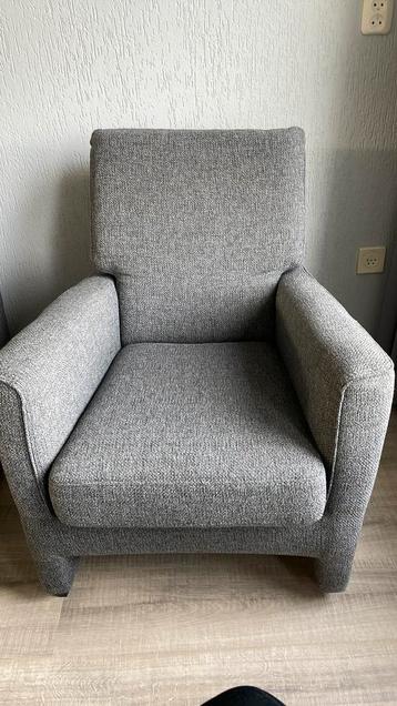 2 grijze stoelen