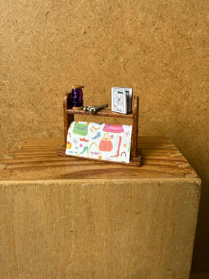 Voor de winkel inpakken -hxbxd 3.8x4.5x1.6cm -handwerk hout, Verzamelen, Poppenhuizen en Toebehoren, Zo goed als nieuw, Poppenhuis