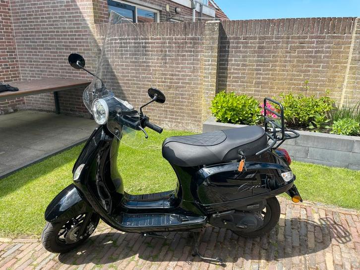 Santini capri scooter, Fietsen en Brommers, Snorfietsen en Snorscooters, Zo goed als nieuw, Overige merken, Benzine, Ophalen