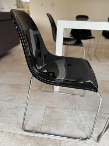 6 zwarte glimmende kuipstoelen Comfortabel en evt.stapelbaar beschikbaar voor biedingen