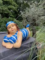 (tuin)beeld Liggende dame jacuzzi tuin zwembad vijver 80cm, Ophalen, Nieuw, Kunststof, Mensenbeeld