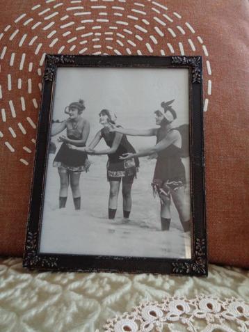 Brocante Fotolijst met Bewerkte Rand Roosjes  ** Mimosa ** beschikbaar voor biedingen