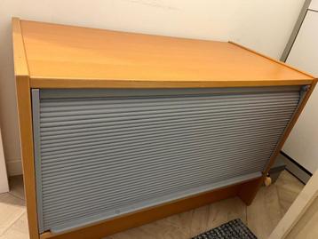 rolkastje bij buro beschikbaar voor biedingen