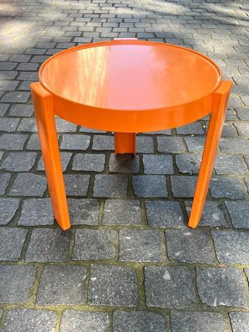 Vintage Ronde Oranje Bijzettafel, Italië 1970's beschikbaar voor biedingen