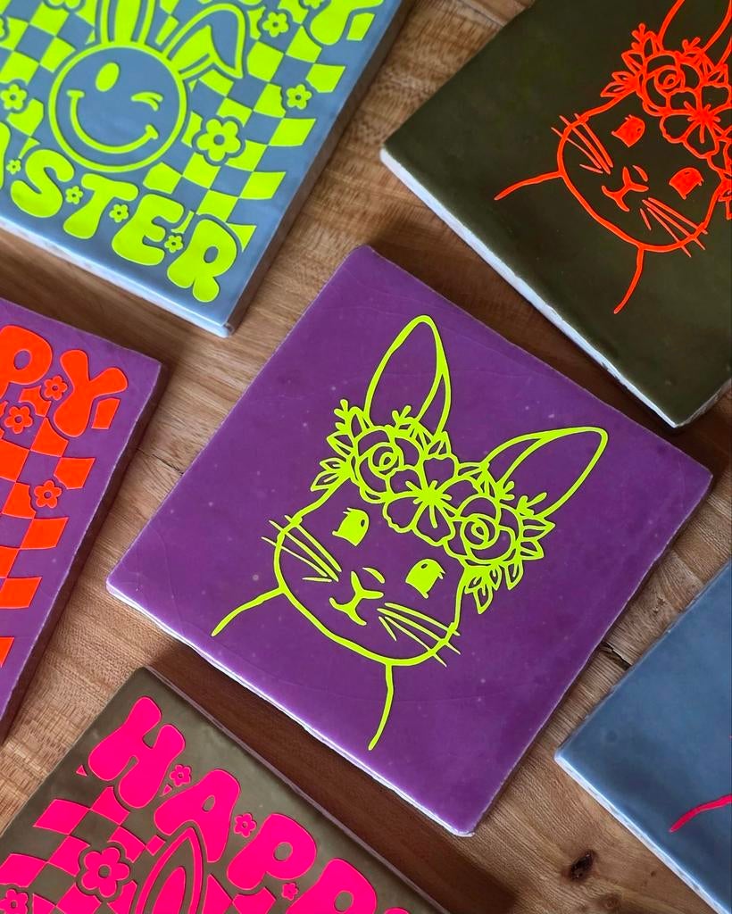 Tegeltje Pasen - Easter Bunny ︎ Neon geel/Paars ︎ 10x10cm, Diversen, Ophalen of Verzenden, Nieuw