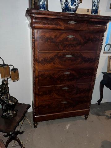 Antieke Chiffoniere Ladekast beschikbaar voor biedingen