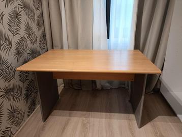 Bureau - goede conditie  beschikbaar voor biedingen