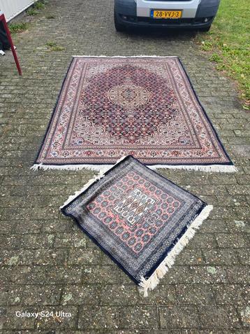 Het tapijt is een origineel handgeknoopt wollen tapijt. beschikbaar voor biedingen