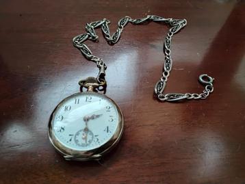 Antieke zilveren zakhorloge met antieke horlogeketing beschikbaar voor biedingen