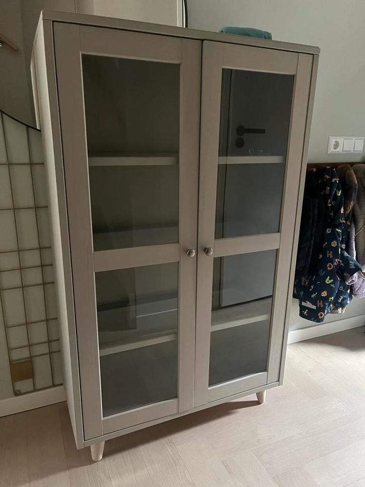 Vitrinekast met glazen deuren / IKEA Havsta, Huis en Inrichting, Kasten | Vitrinekasten, Zo goed als nieuw, 150 tot 200 cm, 50 tot 100 cm