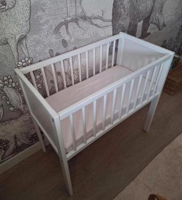 Houten wiegje met matras beschikbaar voor biedingen